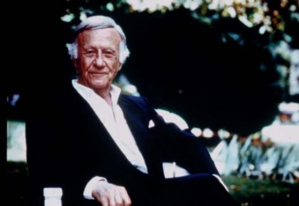 Eczacba holding'in kurucusu Dr. Nejat F. Eczacba, Heidelberg, Chicago ve Berlin niversitelerindeki kimya yksek renimini tamamladktan sonra, 1941 ylnda Istanbul'da bir ila laboratuvar kurdu.