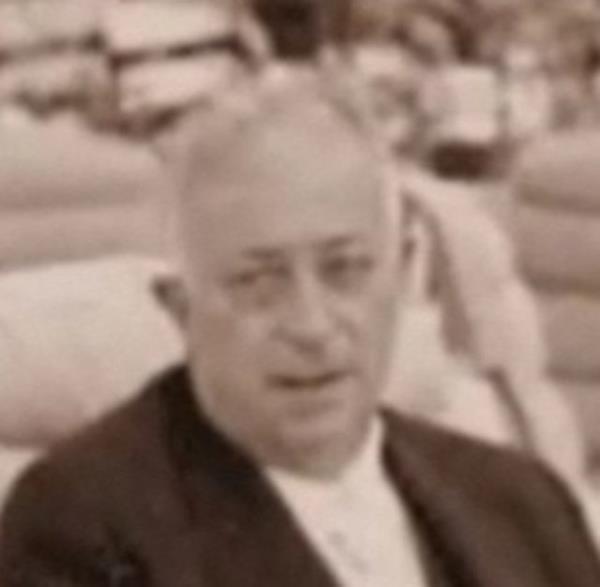 1925 ylnda pamuk ticaretine balayan Hac mer Sabanc, birok i alannda faaliyet gsterdi.