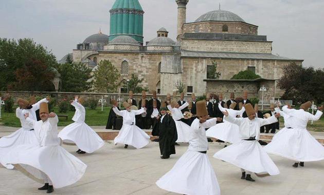 nce terddtle yaklatk. Aile olarak Mevln figrnn poplist amalarla kullanmna ezelden beri kar dururken byle bir eye ahsen alet olmaktan ekindim. Mze yetkilileri, amalarnn heykeli herhangi bir model yerine aileden biriyle yapmak olduunu anlatt. Aile fertleri arasnda teklifi deerlendirdik ve kabul ettik. almalarn her aamasnda bizden onay aldlar. Ben baz sert ifadelerin yumuatlmasn istedim. Benim iin ok byk bir erefti."