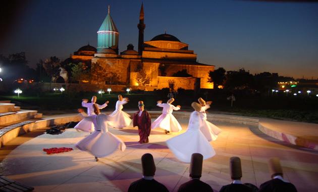 Mze yetkilileri, Mevln figrnn hayata geirilebilmesi iin, Mevln'nn 22. kuak torunlar olan Esin elebi Bayru ve Faruk Hemdem elebi'ye ulat. Onlardan edindikleri bilgiler ve akademik kaynaklarn nda Trkiye'de Mevln dendiinde akla gelen bilindik pozlarn gerei yanstmad kansna vardlar.     Konya'y ziyaret ederek dnemin artlar ve atmosferi ile ilgili deneyimler edinen ekip, ailenin de onayyla torun Faruk Hemdem elebi'nin model olmasna karar verdi.