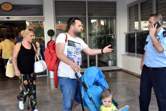 Ramazan Bayram tatilini geirmek iin gnlerce nceden meler Mahallesi'ndeki 4 yldzl bir otele internet zerinde her ey dahil, kii ba 95 lira deyerek rezervasyon yaptrarak stanbul, zmir, Ankara, Samsun, Ordu ve Diyarbakr gibi eitli illerden tatile gelen 50 aile, kapda kald.