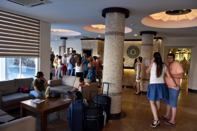 Vatandalarmz isterlerse ok czi rakamlara o otellere yerletirilecek. u an 50 oda mterisi ikayet iin mracaatta bulunacak. Gelecek olan vatandalarmzn madur olunmamas iin acil olarak medya araclyla duyuru yaplmaldr" dedi.  Ankara'dan ailesiyle gelen Nuri Doan, "Ramazan Bayram'n Marmaris'te geirmek iin internetten otel aramaya baladk. 4 yldzl otelin kii ba her ey dahil, 95 lira fiyatn grnce cazip geldi. Oteli incelediimizde gzel grnyordu. nternetten dememizi yaparak rezervasyon yaptrdk. Otele geldiimizde odann baka bir kii tarafndan tutulduunu rendik. Resepsiyondaki grevli sistemine bakmasna ramen rezervasyonumuzun grnmediini syledi. Benim gibi 50'nin zerinde kii aileleriyle madur. Bir oda 10 kiiye satlm. Dolandrldmz anlaynca polisi aradk" dedi.