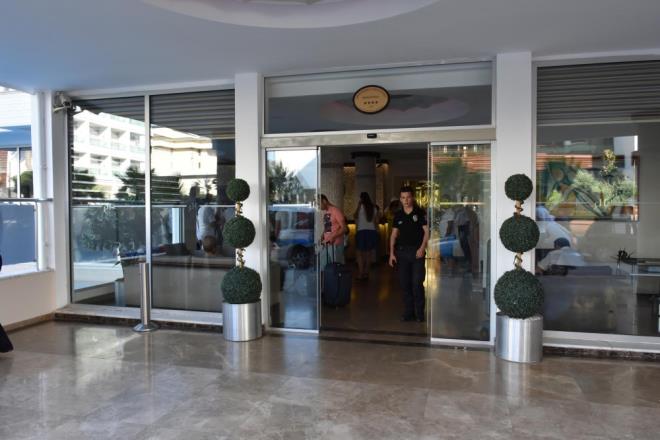 Yaananlar haber alarak otele gelen Gney Ege Turistik Otelciler Birlii (GETOB) Mdr Cahit Sarbey, madur tatilciler ile grt. Yaplan grmelerde bir odann 10 kiiye bile satld, bayram sresince otel iin yaklak 2 bin kiinin parasn deyerek rezervasyon yaptrd belirlendi. Her ey dahil cazip fiyatlarla, Eyll ayna kadar telefon ve internetle oda satnn yapld anlald. Polis, otelin firari olduu ileri srlen iletmecisi S.G.'nin yakalanmas iin alma balatt.