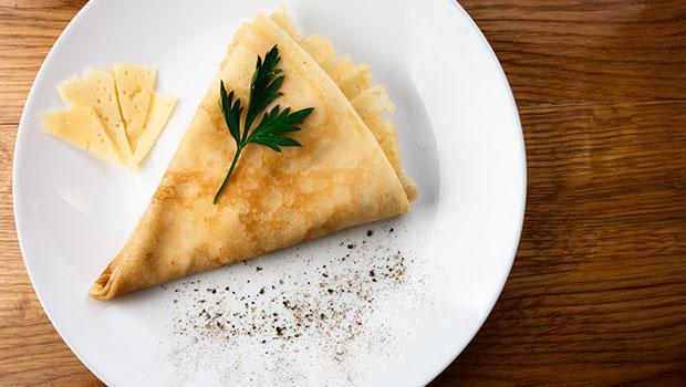 Sabah kahvalt yapp evden kyor ama saat daha leni bulmadan bir alk bastryor ve etrafndakilere dnyay dar etmeye balyor. ou kiiye tandk gelen bu rnekteki barol oyuncusu eer sizseniz belli etmeden yazy okuyun. Sorun siparii ge getirdiine inandnz garsonda deil, yeteri kadar protein iermeyen kahvalt mennzde olabilir.<p>Sebzeli ve peynirli pancake<p>    Yumurtann tam bir tok tutma mucizesi olduunu hepimiz biliyoruz. Diyetisyenlerin ilk nerdii besin kayna olan yumurtay tavada yumuak peynir ve taze yeilliklerle gzelce piirip afiyetle yerseniz gn iinde daha tok ve sakin hissedersiniz.