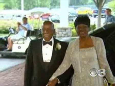 <p>8) Lise balosuna katlan en yal insan</p>  Siyah bir limuzin, k bir smokin ve gzel bir randevuyla Chester Lisesi'nin balosuna katlan Kenneth Smith 84 yanda. <p>  Liseyi bitiremeden 1943 senesinde askerlik grevine alnan Smith, ne diplomasn alabilmi ne de baloya katlabilmi...<p>    kinci Dnya Sava'ndan sonra evine sa salim dnmesine ramen, sava zamannda yaad psikolojik bunalmdan ok abuk kurtulamam.    Dolaysyla dnnce de eitimine kald yerden devam edememi.    Diploma alp baloya katlmann Smith'in en byk hayallerinden olduunu bilen bir arkada, Chester Lisesi'nden Smith iin fahri diploma ald ve baloya katlmasn salad.     Smith, baloya gittiinde mutluydu ve "Bu balo sadece benim iin deil, lise anda askere gitmek zorunda kalan tm asker arkadalarm iin" dedi.