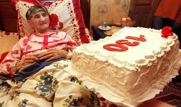 <p>1) Hala hayatta olan en yal kii&nbsp;</p>    Uzak bir da kynde yaayan Antisa Khvichava, dnyann en yal insan: TAM 130 YAINDA!<p>    40 yandaki torunuyla beraber dan tepesinde, ktk bir evde yayor.   <p>  85 yana basana kadar tarladan msr ve ay toplamakla uram.    Anista, "85 yandayken almak zor olmuyor muydu?" diye soranlara, "her zaman salklydm ve yaadm hissetmem iin almam gerekiyordu" diye cevap veriyor.     Hala ok k giyinen ve rujunu dudandan eksik etmeyen bu gzel kadn, grenleri hayrete dryor.