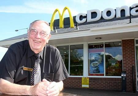 <p>5) D&uuml;nyann en yal McDonald&#39;s &ccedil;alan</p>    Dnyann en eski ve en yal McDonald's alan Bill Dudley 85 yanda.  <p>  almaktan hi ikayeti olmayan Dudley, dier personellerin ona ailesi gibi kol kanat gerdiini ve almasa kendini kt hissedeceini sylyormu.    imdi McDonald's'ta mterilerin siparilerini alyor ve masalar temizliyor. Daha nce de taksi forl yapm.    Her pazartesi ve perembe alan Dudley dizlerinden rahatsz ve kalp pilleriyle yaama tutunuyor. Buna ramen almaktan kolay kolay vazgemeyeceini dnyor.    Yeni insanlarla tanmaktan ve onlarla konumaktan zevk ald iin iini yannda alan birok gen insandan daha iyi yapyor.