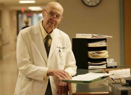 <p>2) D&uuml;nyann en yal doktoru</p>    60 yl aan doktorluk kariyerinde 18 bin bebei dnyaya getiren 100 yandaki doktor, hala alyor. <p>    Papa Doc lakabyla tannan Doktor Walter Watson, dedelerden torunlara kadar uzanan nesillerin doumunda bulundu.<p>    63 yldr bu meslekle uraan dedemiz, 'en yal tbb grevli' olarak kaytlara geti.    Hastalarndan biri Sabra Allen 77 yanda. Ve anlattklarna gre, ailesinden 17 kiiyi Doktor Walter Watson dourtmu.    Allen diyor ki: "5 ocuumu ve 12 torunumu Papa Doc dnyaya getirtti."     ok yal olmasna ramen hala iinin en iyisi olarak anlan Doktor Walter' biz de buradan tebrik ediyoruz.