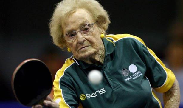 7) D&uuml;nyann en yal ping-pong oyuncusu  <p>  Avustralya'nn yepyeni bir uluslararas spor ampiyonu var!  <p>  Ekim aynda 100 yana giren Dorothy De Low, Sydney'in batsnda kalan Hurtsville'de dodu ve byd.<p>    2010 ylnn haziran aynda in'in Hohhot kentinde dzenlenen 15'inci Dnya Gazileri Masa Tenisi ampiyonas'na katld.    Ve bu yarmaya katlan 2 bin yarmacdan en yals olmasna ramen dereceyle kazand.