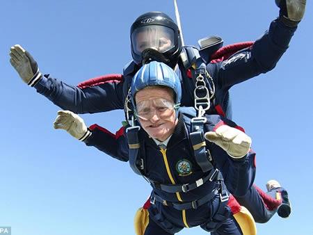 <p>3) D&uuml;nyann en yal g&ouml;ky&uuml;z&uuml; dal&ccedil;s</p>    97 yandaki gzpek George Moyse, 2009 ylnda uaktan atlayarak gkyz dal yapnca, 'en yal gkyz dal yapan insan' olarak kaytlara geti.  <p>  43 yandaki torunu Edward Brewer'la beraber, Wiltshire'da bulunan Netheravon Havaalan'ndaki eitmenleriyle 10 bin fitten atlama cesareti gsterdiler.    <p>lk 5 bin fitte 120 mph hznda serbest d yaptktan sonra geriye kalan 5 bin fitte paratlerini atlar ve gvenle Salisbury Ovas'na ini yaptlar.  <p>  43 yandaki torun iin her ne kadar normal saylabilecek bir deneyim olsa da, 97 yandaki dedemizin cesaretine hayran kalmamak elde deil.