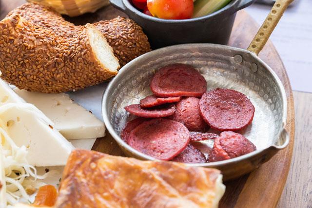 Bakteriyel enfeksiyon ilalar ile ilenmi et   <p>  Amino asit tiramin ieren ttslenmi veya salam, sosis ve sucuk gibi ilem grm etler tkettikten sonra bakteriyel enfeksiyon ilalar almak tansiyonda ani sramalara yol aabilir. Muz, avokado, ikolata ve alkol de amino asit ierir.