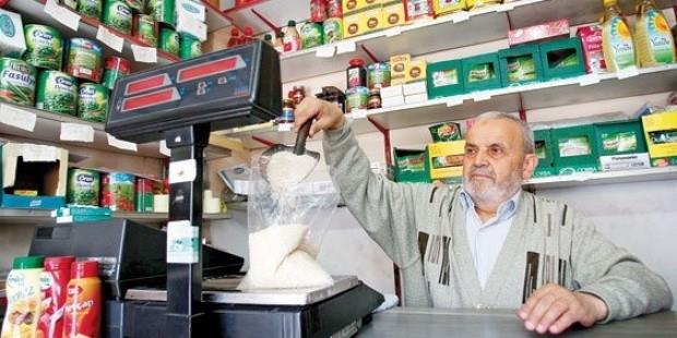 Prim borcu nedeniyle salk hizmetlerinden yararlanamayan esnaf ve ailelerine hastane kaplar alacak. Borlu esnafn salk hizmeti alabilmesini salayacak dzenleme hayata geirilecek. 60 gnden fazla prim borcu bulunan esnaf ve yaknlar, Ekim 2015'e kadar salk hizmetlerinden yararlanamyordu. Yaplan dzenleme ile prim borcu olan esnafn nce ylbana, ardndan da 30 Haziran 2016'ya kadar salk hizmetinden yararlanmas saland. Son olarak da bu sre Aralk 2016 tarihine kadar uzatld. Hkmet, yeni dzenleme ile borlu esnafn ve ailelerinin salk hizmetlerinden yararlanmasnn yolunu aacak.