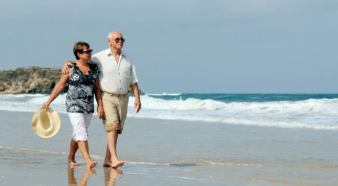 Emeklilerin Temmuz zamm ve memur emeklilerinin 2018 ve 2019 kazanlarnn belirlenecei toplu szleme yaklarken; 2 alma da masada. Ekonomi Koordinasyon Kurulu, nmzdeki gnlerde, emekli maalar arasnda dengenin salanmas konusunu masaya yatracak. Emeklilere ucuz tatil imkan da hkmetin gndeminde. alma Bakanl ile Turizm Bakanl, bunun iin kollar svad. '1 milyon emekliye ucuz tatil' projesi iin hazrlk yaplyor. Proje ile emeklilerin Ege ve Akdeniz'de Eyll, Ekim ve Kasm aylarnda hesapl tatil yapmas salanacak