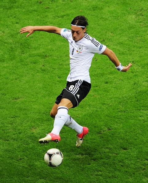 Bir yl nce Almanya 21 Ya Alt Milli Takm ile Avrupa ampiyonluu yaayan Mesut'un Trkiye'de gndeme gelii ise, hangi milli takm seeceine dair tartmalarla alevlendi. Oyuncunun Almanya tercihi Trkiye'de tartmalara neden olurken, Dnya Kupas'ndaki muhteem performans, bu tartmalar glgede brakt.