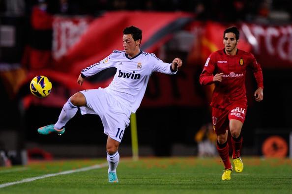 45 milyon euro'luk transfer bedeliyle hem Real Madrid'in en ok para kazand, hem de Arsenal'n en ok bonservis bedeli dedii oyuncu olan Mesut, transferinden sonraki ilk aklamasnda, geirdii  yl iin Real Madrid camiasna teekkr ederken, Arsenal tercihinin ipularn da verdi.