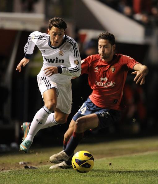 Mesut, alt ya kategorilerinden beri kendisini izleyen ve byk bir hayran olduunu ifade eden Arsene Wenger ynetiminde, yeni bir k, yeni bir lider arayan Arsenal'n teklifini geri eviremedi.