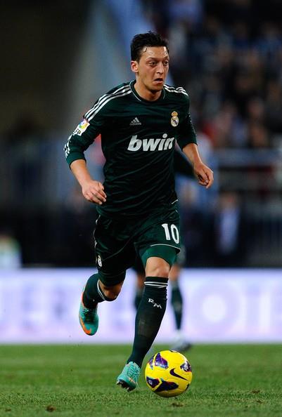 Portekizli teknik adamn yerine gelen Carlo Ancelotti, transfer dneminde kadrosuna katt Isco'ya 11'de yer aarken, Mesut'u geri plana itti. Bilbao'ya kar yedek bekleyen Mesut'un znts yznden okunuyordu. Ancelotti, Bale transferi ile birlikte forma ans iyice zora giren Mesut'u brakabileceini ynetime ilettiinde, 24 yandaki oyuncu ile kulb arasndaki balar koptu.