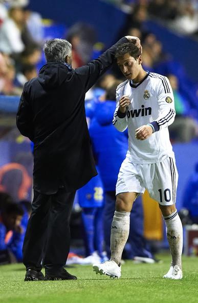 Burada geirdii  sezonda 27 gol, 71 asistlik harika bir performans sergileyen Mesut, mevkisinde dnyann en iyi birka futbolcusundan biri olarak gsterildi.