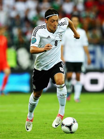 2008'de 5 milyon euro karlnda Werder Bremen'e transfer olan oyuncu, burada geirdii iki sezonda 71 maa karken 13 goln yanna 32 asist sdrmay baard. Werder Bremen'in hcum odakl futbolunda asistleri ve rakip savunmalar aresiz brakan paslaryla ne kan Mesut, asl patlamay ise 2010 Dnya Kupas'nda yapt.