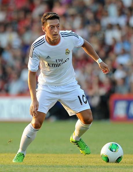 2005 ylnda Schalke'ye transfer olduunda, sper yldz kategorisine ykseleceine inanan ka kii vard bilinmez. Ancak tek gerek, iki yl sonra takmn sper yldz Lincoln'n lig bitimine doru ald be malk cezann Mesut'un nn at.