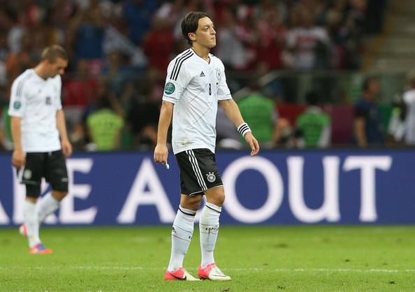 Turnuva boyunca Alman Milli Takm'nda ilk 11'de sahaya kan Mesut, Avustralya'ya att golle takmna galibiyeti getirdi. kinci turda ngiltere'yi 4-1, eyrek finalde Arjantin'i 4-0 yendikleri malarda birer asist yapan Mesut, yar finalde spanya'ya yenilip turnuvaya veda eden takmn en deerli paralarndan biri oldu.