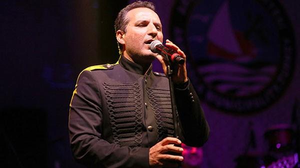 Konsere bayramlama ile balayan Rafet El Roman, bir anda bayramlar kartrarak Ramazan yerine Kurban Bayramn kutlad.