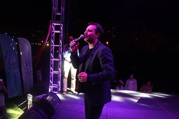 Ramazan Bayram kutlamalar kapsamnda Dzce'nin Akakoca Liman'nda nl arkc Rafet El Roman konser verdi. evre il ve ilelerden de gelen vatandalar konsere youn ilgi gsterdi.