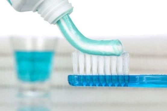 Duvarlarnzdaki herhangi bir lekeyi zellikle kalem ve boya lekesini di macunuyla temizleyebilirsiniz.