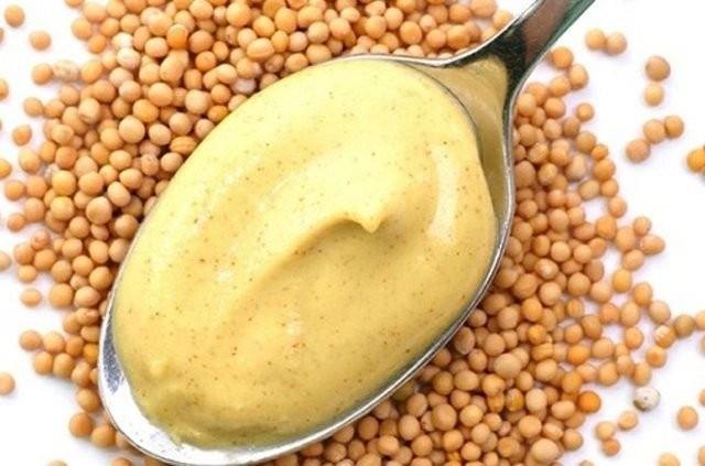 Bitkilerin en byk dmanlar sakslarn iinde kendiliinden oluan kurtlardr. ieinizin sulama suyuna bir tatl ka hardal kartrn. Bylece ieklerinizi zararllardan korumu olursunuz.