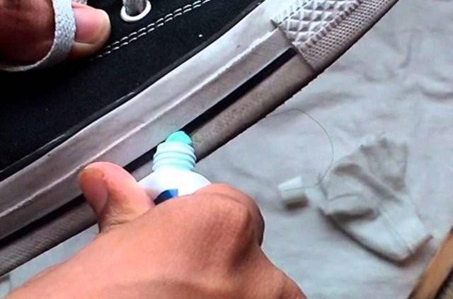 Spor ayakkabnzdaki lekelerden di macunuyla kurtulabilirsiniz. Spor ayakkabnzn beyaz noktalarn kullanlmayan bir di frasna di macunu srerek fralayn.