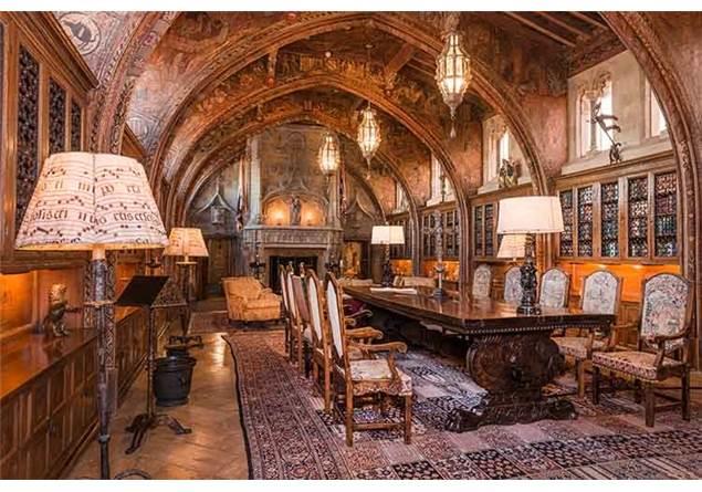 Servetlerini son model arabalara, San Marino'dan daha byk araziye yaylan atolara harcayanlara haberlerden ainayz.  Ancak bazlar da sahip olduklar servetin tamamn ya da nemli bir blmn kitaplara harcyor.<p>  Kimi i dnyasnn nemli bir ismi, kimi sanat, kimisi de yazar olan bu isimlerin sahip olduklar ktphaneler, bata kitap-kahve kombinasyonu yapan bloggerlar olmak zere biroumuzu kskandracak trden.  nl isimlerin dillere destan 7 ktphanesi