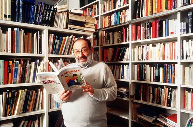 4. Ustaya sayg kuanda Umberto Eco var  <p>  Getiimiz yl hayatn kaybeden an byk entelekteli Umberto Eco'yu bu listeye eklemezsek ayp etmi oluruz.  Sadece kitaplklardan oluan devasa bir evde mrn geiren Umberto Eco'nun, o kitaplarn tamamna elinin dediini rahatlkla sylemek mmkn.
