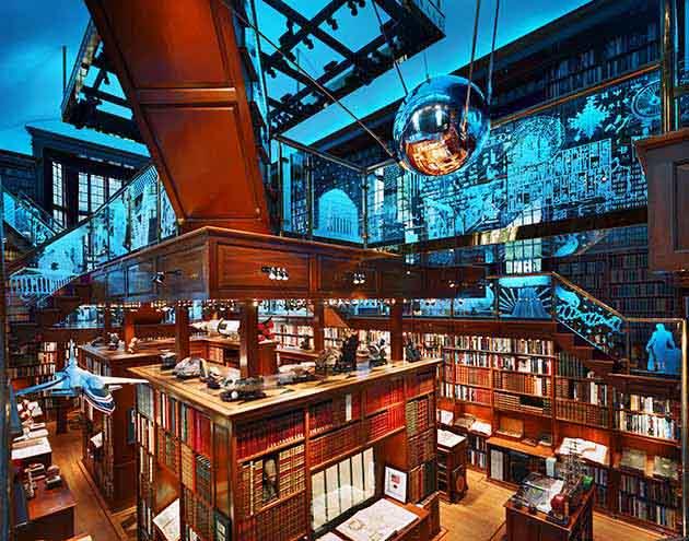 3. Walker iftiharla sunar  <p>  Gelelim Jay Walker'a. nl giriimcinin sahip olduu kitapln dekorasyonu ve ierisindeki bilim kurgu kitaplar insan imrendirecek seviyede.