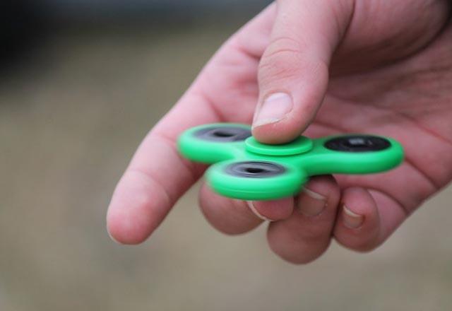 imdilerde ok fazla popler olan ve zelliklede ocuklar tarafndan ska kullanlan stres arknn asl yapl amac, dikkat eksiklii ve otizm sorunu olan ocuklarda kullanlmasyd.  <p>   Sonradan her ya grubundan kullanlan stres arklar insanlarda adeta bamllk etkisi yaratt.