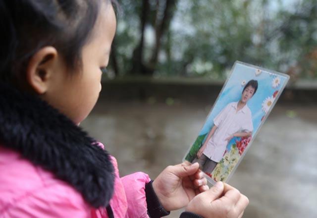 zntsn evdekilere yanstmamaya alan kk kz ara sra babasnn fotoraflarna bakp alama krizleri geiriyor.