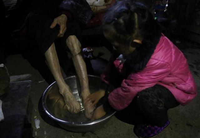 Yatlar darda oyun oynarken o srtnda kocaman bir ykle byyor.