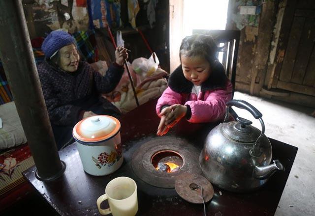 Gvendii tek kii olarak annesinin kalmas, annesinin de baka bir adamla kamas iki yal kadnn ykn kk kzn omuzlarna yklemiti.