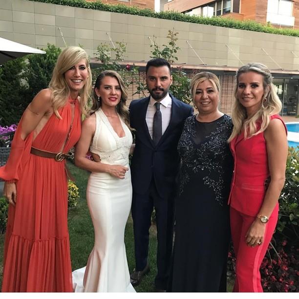 Ece Erken de "Bizimkinin nian. Mutluluklar." dedi. ift, aileleri ile ve yakn dostlar Ece Erken ve ala kel ile birlikte fotoraf ektirmeyi de ihmal etmediler.