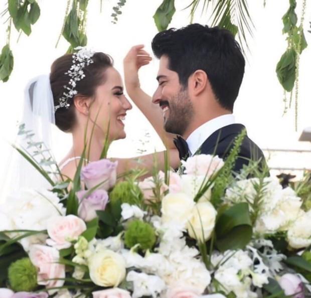 Fahriye Evcen ve Burak zivit, 3 yllk ilikilerinin ardndan Sait Halim Paa Yals&#8217;nda yaplacak dn ile dnya evine girdiler.