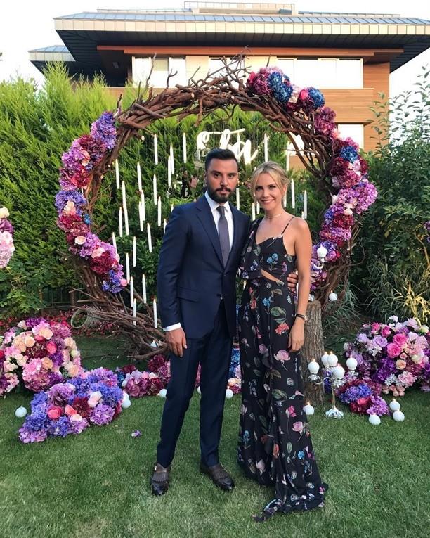 Bir sre nce nl sunucu Esra Erol'un kardei Eda Erol ile ak yaamaya balayan Alian, getiimiz gnlerde ailelerini tantrmt.