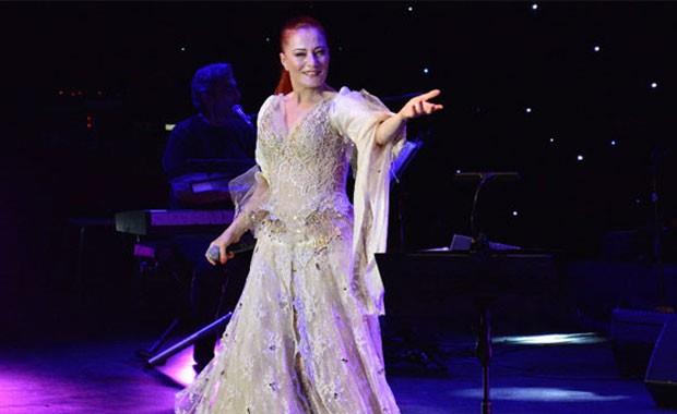 CANDAN ERETN: stanbul niversitesi Arkeoloji blmn bitirdi. Ardndan yksek lisans yapmak zere Viyana niversitesi'ne gitti, ancak bir yl sonra geri dnd.