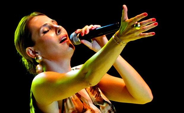 FUNDA ARAR: stanbul Teknik niversitesi Trk Musikisi Devlet Konservatuar'ndan mezun oldu.