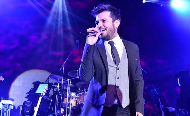 KENAN DOULU: L.A. Musicians Institute'da yksek renimine balad. Daha sonra yksek renimine Trkiye'de Bilgi niversitesi'nde devam etti.