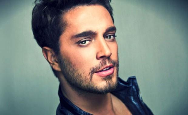 MURAT BOZ: stanbul Teknik niversitesi Trk Mzii Devlet Konservatuar Temel Bilgiler Blm'nde okudu.