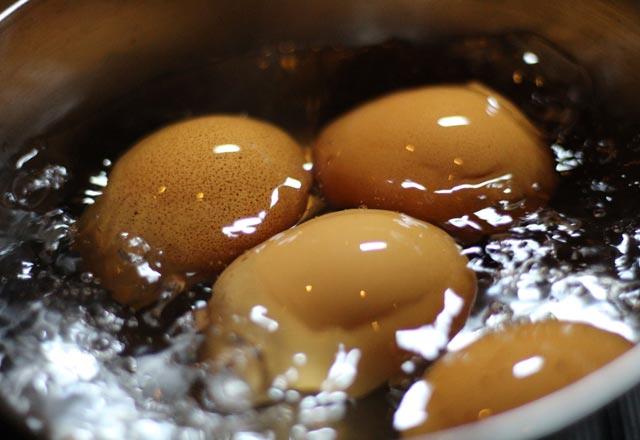 zellikle yumurta yazn tketilmez diye bir inan hkim. Ancak uzmanlar bu durumu kesinlikle doru bulmuyorlar. Yumurtaya alerji duyuluyorsa bu durumun yazn da knda ayn ekilde olacan belirtiyorlar.