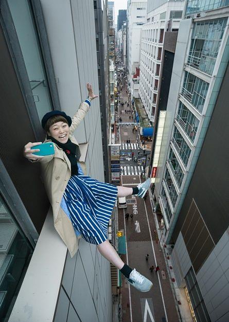 5) Selfie yapan kadnn ykseklik korkusuyla yakndan uzaktan alakas olmad belli.<p>En ufak bir harekette caddeye dme ihtimalinin ok yksek olduunu hi gz nnde bulundurmam.  <p>  Tamam 10 cm&#8217;lik kntya oturmay baard ve selfie ekmeye karar verdi diyelim, ayaklarn ve ellerini gererek poz vermesi neden?  <p>  Dengeyi ok abuk kaybetsin diye mi?    Bu fotoraflar grdkten sonra bu insanlardaki ansn biraz bizde de olsa demeden edemiyoruz.