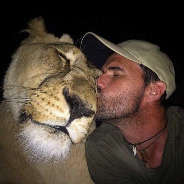 3) Bugne kadar aslanlarn, kaplanlarn arka planda olduu ya da ite bir nevi yaknlarnda olduu selfieler grdk.