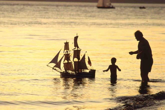 1.Nasl kaybedileceini ve nasl kazanlacan bilmenin nemini anlatn.  <p>    Arkadalar dnda bir ocuun iinde bulunduu tm rekabetlerde en byk destekisi babasdr.<p>    rnein herhangi bir yara katlan bir ocuk, kazanmann verdii hissiyat bildii gibi zafere ulamann ne kadar aba gerektirdiini de bilir.  <p>  Dolaysyla byle durumlar, babalar iin ocuklarna bazen galibiyetin kanlmaz olduunu anlatmak iin harika frsatlardr.<p>    Baarszlkta utanlacak hibir eyin olmad ve her dtklerinde kalkp kald yerden devam etmesi gerektii ocuklara retilmelidir.