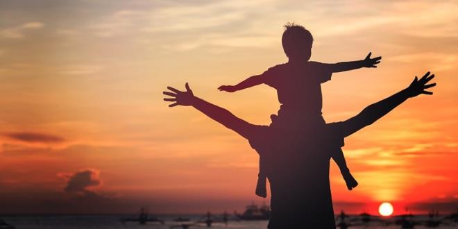 4.Zorluklara kar nasl direnmesi gerektiini retin.<p>Bir erkee hayata kar nasl dik durulmas gerektiini,neyin doru ya da neyin yanl olduunu en iyi ekilde retecek kii babadr.<p>    Ayrca hakl olduu durumlarda sesini ne zaman, ne ekilde karmas gerektiini ya da kendi nasl savunmas gerektiini de retmelidir.    Gerektiinde de kibarlk gstermenin zayflk gstergesi olmad retilmelidir.