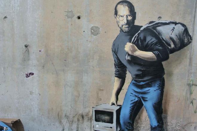 Sadk kullanclarnn gnler ncesinden yeni kan modeli iin sraya girdii iPhone, bugn 10 yanda.<p>    Tam 10 yl nce San Francisco'da sahneye kan Steve Jobs, zamanla hayatmz tamamen deitirecek bu akll telefonu dnyaya tantt.<p>    Piyasaya sunulan ilk iPhone'dan bu yana geen srede hem cep telefonu algsn hem de insan yaamn deitiren bu akll aleti elbette Steve Jobs'a borluyuz.<p>    Sadece o mu? Tabii ki deil.     56 yllk hayatna sdrd devrimsel yenilikler nedeniyle ona ok ey borluyuz.    O halde Steve Jobs'un hayatmza katt 5 eyi sralaym.